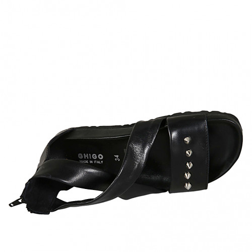 Zapato abierto para mujer en piel negra con cremallera y tachuelas cuña 2