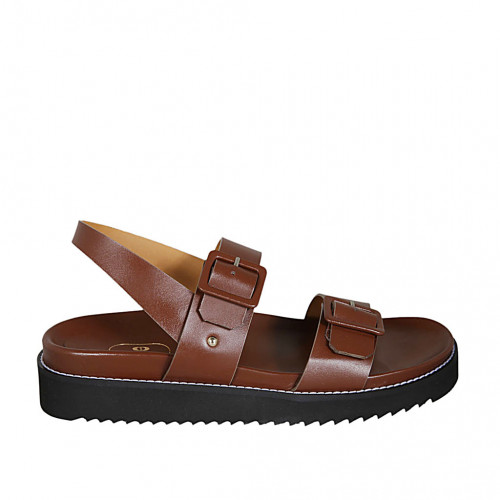 Sandalia para mujer con hebillas ajustables en piel marron cuña 3