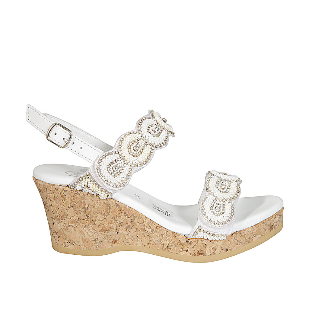 Sandalia para mujer en piel blanca con cierres de velcro, estras y cuña 7