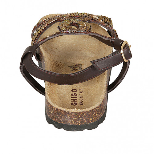 Sandalia para mujer en piel marron con estras y cuña 2