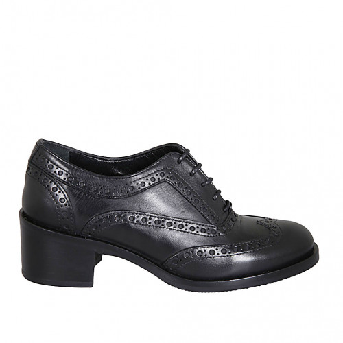 Woman's laced Oxford shoe in black...