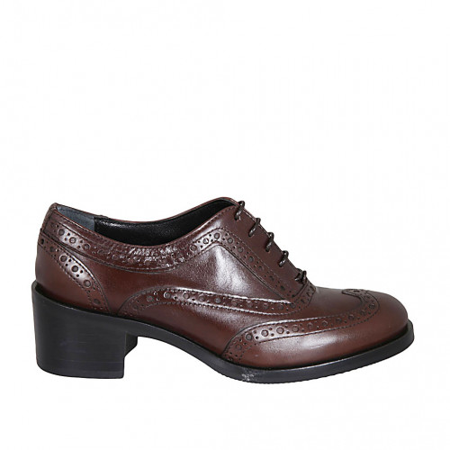Chaussure richelieu à lacets pour femmes en cuir marron avec bout golf talon 5 - Pointures disponibles:  43, 45