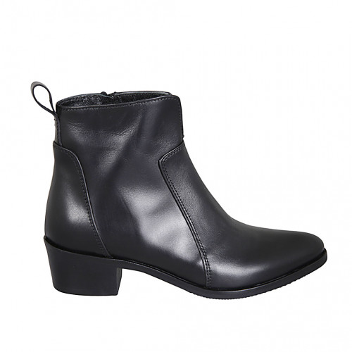 Woman's Texan ankle boot in black...