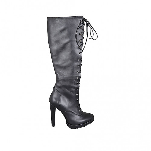 Woman's laced boot in black leather...